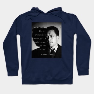 Albert Camus black and white portrait and quote: Au milieu de l'hiver, j'apprenais enfin Hoodie